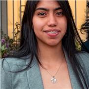 Estudiante de bachillerato da a clases a otros jóvenes para ayudarles en materias varias